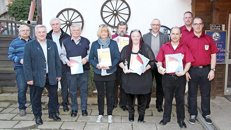 Aktive und langjährige Mitglieder wurden geehrt (von links): Harry Ebert, NBMB-Kreisvorsitzender Wolfgang Müller, Stadtrat Hans Simon, Norbert Feick, Elke Preiß, Wolfgang Fischer, Sabine Schönbrunn, stv. Kreisvorsitzende Alexander Klug, Dirigent Klaus Porsch, 2. Vorsitzender Matthias Schleicher und Vorsitzender Martin Simon.  Foto: Glissnik
