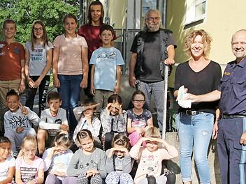 Das Kinder- und Familienzentrum freut sich über den Erlös des Hoffestes der Coburger Polizeidienststellen. Vorne rechts: die stellvertretende Kijuz-Leiterin Ingrid Marr und Polizeidirektor Joachim Mittelstädt.  Foto: Desombre
