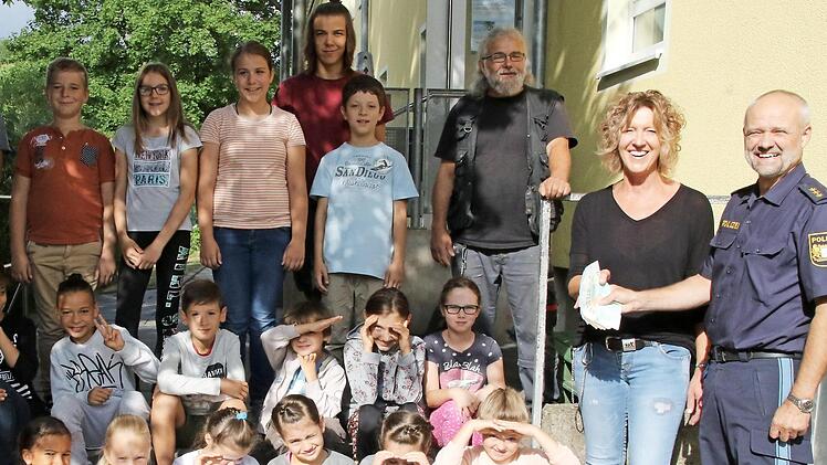 Das Kinder- und Familienzentrum freut sich über den Erlös des Hoffestes der Coburger Polizeidienststellen. Vorne rechts: die stellvertretende Kijuz-Leiterin Ingrid Marr und Polizeidirektor Joachim Mittelstädt.  Foto: Desombre
