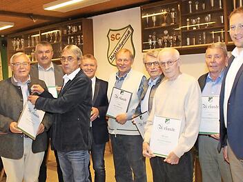 Die Ehrenmitglieder und besonders langjährigen Mitglieder mit Dieter Hümpfner (3. v. l.) und Stefan Reichold (r.) Foto: Carmen Schwind