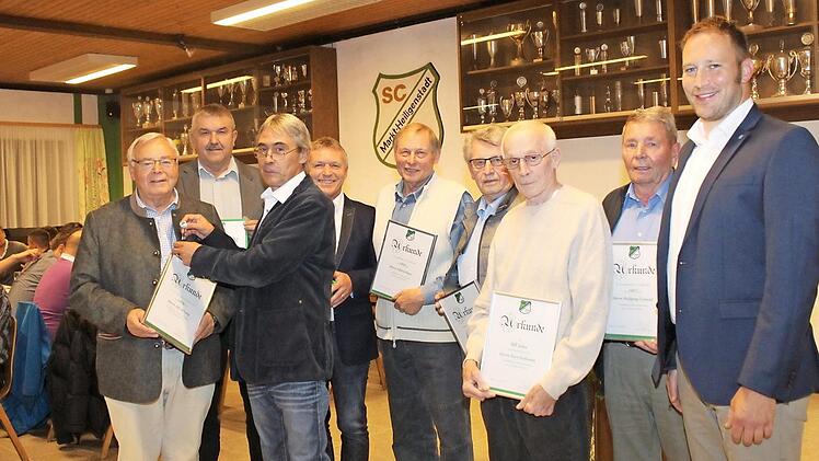 Die Ehrenmitglieder und besonders langjährigen Mitglieder mit Dieter Hümpfner (3. v. l.) und Stefan Reichold (r.) Foto: Carmen Schwind