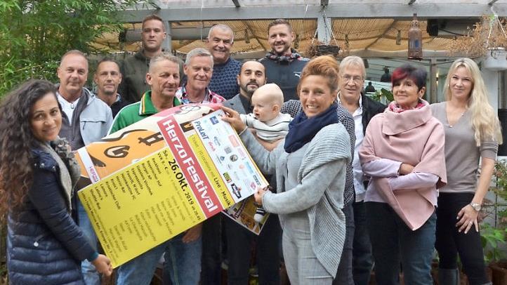 Die Wirte freuen sich auf das Herzo-Festival. Auch der kleine Anton (acht Monate) schnuppert schon mal ein bisschen Kneipenfestivalluft.  Foto: Bernhard Panzer