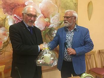 Paul Beinhofer (links), ehemaliger  Regierungspräsident erhält eine Tasse des Juliusspitals als Dank von Moderator Eugen Albert. Foto: Anneliese Albert