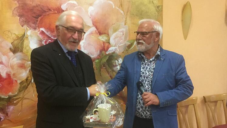 Paul Beinhofer (links), ehemaliger  Regierungspräsident erhält eine Tasse des Juliusspitals als Dank von Moderator Eugen Albert. Foto: Anneliese Albert
