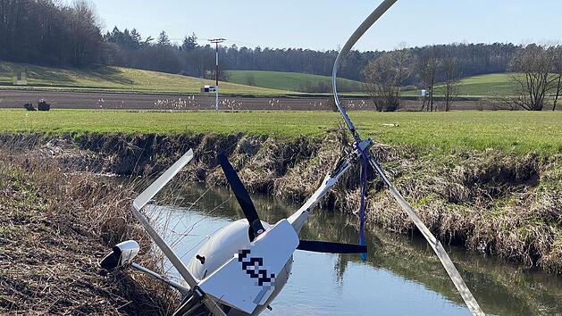 Gyrocopter st&uuml;rzt nach gescheitertem Landeversuch in Bach