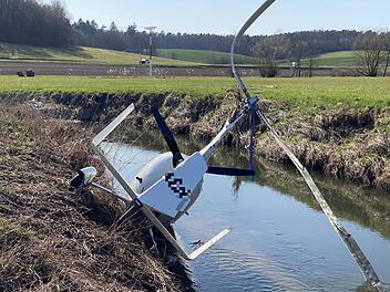 Gyrocopter stürzt nach gescheitertem Landeversuch in Bach