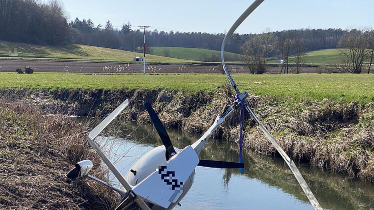 Gyrocopter stürzt nach gescheitertem Landeversuch in Bach