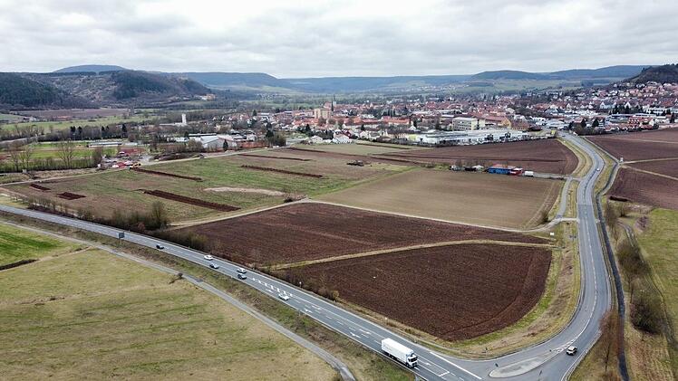 Als braune Streifen sind die Schürfen zwischen Sportzentrum (links) und der Anschlussstelle Hammelburg Ost (unten) zu erkennen.
