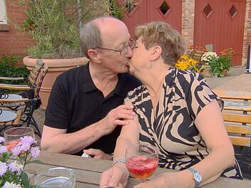 Bauer Walter (73) geht mit seiner Hofdame Katharina direkt auf Tuchf&uuml;hlung.