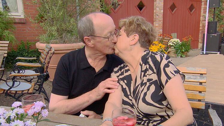 Bauer Walter (73) geht mit seiner Hofdame Katharina direkt auf Tuchfühlung.