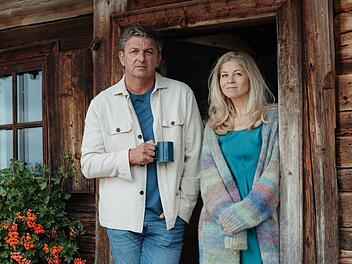 "Endlich mal frei!", freut sich Karin Bachmeier (Hilde Dalik). Doch der Blick von "Bergdoktor" Martin Gruber (Hans Sigl) zeigt es: aus dem geplanten freien Tag wird in der Folge "Schmelzpunkte" nichts.