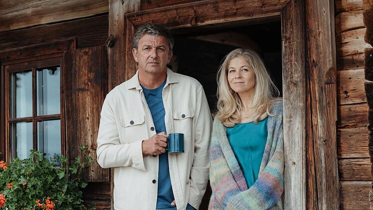 "Endlich mal frei!", freut sich Karin Bachmeier (Hilde Dalik). Doch der Blick von "Bergdoktor" Martin Gruber (Hans Sigl) zeigt es: aus dem geplanten freien Tag wird in der Folge "Schmelzpunkte" nichts.