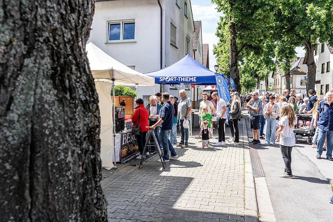 Festliche Genussmeile mit vielen verschiedenen regionalen Spezialitäten. Festliche Genussmeile mit vielen verschiedenen regionalen Spezialitäten.