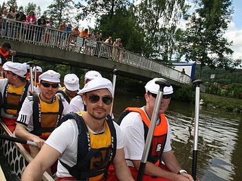 Optimistisch gehen die Raps Ruder Rockers an den Start und schaffen Platz zwei. die Zuschauer auf der Brücke haben den besten Blick auf die Rennstrecke. Fotos: Sonja Adam