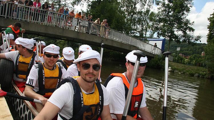 Optimistisch gehen die Raps Ruder Rockers an den Start und schaffen Platz zwei. die Zuschauer auf der Brücke haben den besten Blick auf die Rennstrecke. Fotos: Sonja Adam
