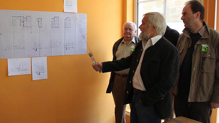 Architekt Rudi Hemmer (mitte) und Statiker Franz Trautenbach, beide mit Ebern eng verbunden, erläuterten die Pläne.