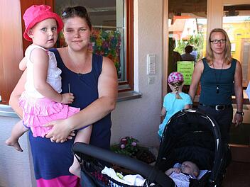 Der kleine Jonathan wird bei der Eröffnung im Mai eines der ersten Krippenkinder sein. Im Bild mit Mutter Ann-Christin Fischer und Schwester Paula  Fotos: Evi Seeger