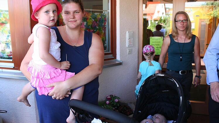Der kleine Jonathan wird bei der Eröffnung im Mai eines der ersten Krippenkinder sein. Im Bild mit Mutter Ann-Christin Fischer und Schwester Paula  Fotos: Evi Seeger