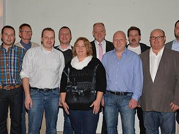Nominierungsversammlung "Neue Wege" (von links): Fabian Nöth, Michael Glagowsky, Manuel Gessner, Heiko Heinisch, Katja Müller, Bürgermeister Helmut Blank, Klaus Görlinger, Robert Mahr, Klaus Schebler und Frank Chwojka.  Foto: Björn Hein