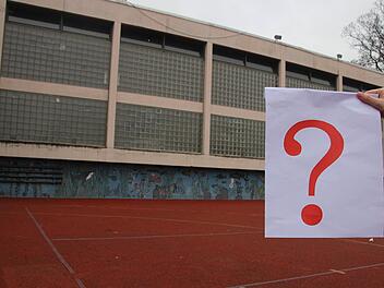 Die Zukunft ist weiter ungeklärt: Ob die Deuster-Sporthalle saniert wird, abgerissen und an gleicher Stelle neu gebaut, abgerissen und an anderer Stelle als reine Sporthalle gebaut oder aber abgerissen und an anderer Stelle als Mehrzweckhalle gebaut wird, bleibt weiter offen. Klar ist nach wie vor: Die Zeit drängt. Foto: Diana Fuchs