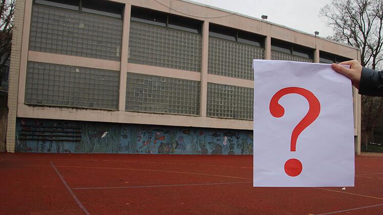 Die Zukunft ist weiter ungeklärt: Ob die Deuster-Sporthalle saniert wird, abgerissen und an gleicher Stelle neu gebaut, abgerissen und an anderer Stelle als reine Sporthalle gebaut oder aber abgerissen und an anderer Stelle als Mehrzweckhalle gebaut wird, bleibt weiter offen. Klar ist nach wie vor: Die Zeit drängt. Foto: Diana Fuchs