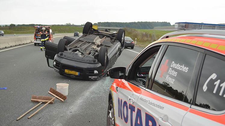 Auf der A3 bei Helmstadt hat am Samstag der Fahrer eines Wohnwagengespanns die Kontrolle verloren und sich mit seinem Pkw überschlagen. Foto: Berthold Diem