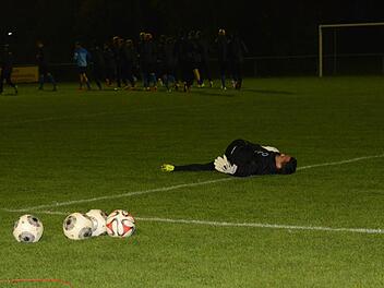 Unscheinbarer Auftritt: Nur das Vereinswappen auf dem Trainingsanzug und der vor der Schule geparkte Vereinsbus der Löwen aus Niedersachsen verrieten, dass sich Fußball-Zweitligist Eintracht Braunschweig den Sportplatz in Langendorf zum Abschluss-Training ausgesucht hatte vor dem Pokalspiel am Mittwoch bei den Würzburger Kickers. Foto: Jürgen Schmitt