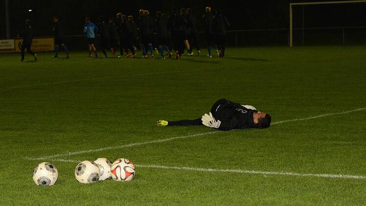 Unscheinbarer Auftritt: Nur das Vereinswappen auf dem Trainingsanzug und der vor der Schule geparkte Vereinsbus der Löwen aus Niedersachsen verrieten, dass sich Fußball-Zweitligist Eintracht Braunschweig den Sportplatz in Langendorf zum Abschluss-Training ausgesucht hatte vor dem Pokalspiel am Mittwoch bei den Würzburger Kickers. Foto: Jürgen Schmitt