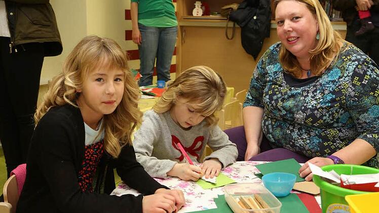 Emely Bird (l.) und Emily Schmittlutz (Mitte) basteln mit Melanie Herberger vom Kinderschutzbund. Foto: Barbara Herbst