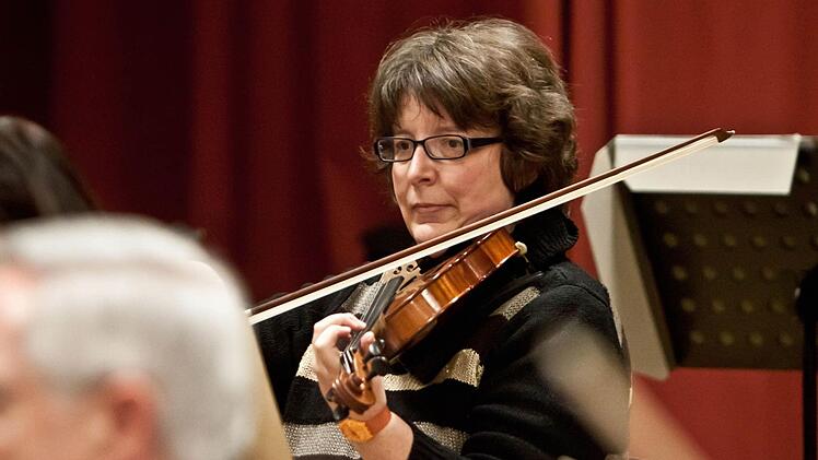 Unter Leitung von Hans Stähli probt das Orchester der "Musikfreunde Neustadt".Foto: Jochen Berger