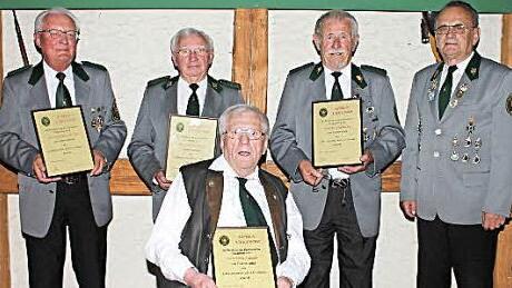 Zu neuen Ehrenmitgliedern des Sch&uuml;tzenvereins Mitwitz wurden Waldemar Fischer, Gottfried Thiele, Ernst Schmidt und Arno Hofmann durch den 1. Vorsitzenden Gerhard Sander (von links) ernannt.
