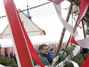 Tradition ist Trumpf. Mit Muskelkraft und Gerstensaft hievten die Kerwasburschen den Kirchweihbaum in die Senkrechte.  Foto: Josef Hofbauer