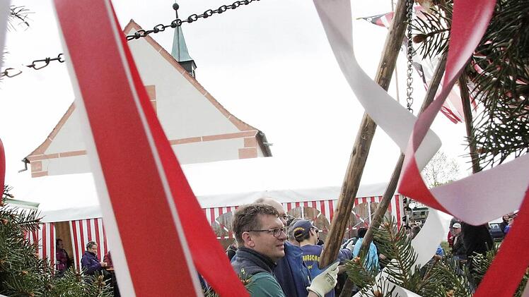 Tradition ist Trumpf. Mit Muskelkraft und Gerstensaft hievten die Kerwasburschen den Kirchweihbaum in die Senkrechte.  Foto: Josef Hofbauer