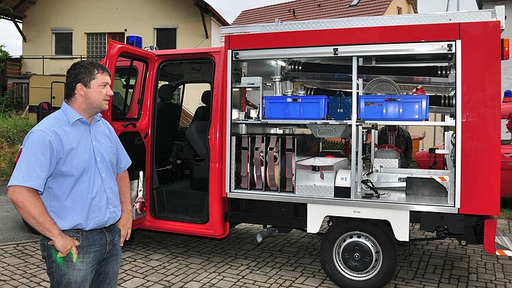 Der Gemeinderat Gädheim warf vor seiner Sitzung auch einen Blick auf das neue Fahrzeug TSF der Freiwilligen Feuerwehr Greßhausen. Bürgermeister Peter Kraus gab bekannt, dass die Fahrzeugweihe und die Segnung des umgebauten Gerätehauses am 17. Oktober stattfinden. Foto: Ulrike Langer