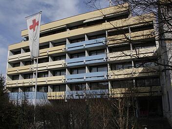 Ende Juni wird der BRK-Kreisverband über die künftige Nutzung des Seniorenheimes in der Hainbrunnenstraße entscheiden. Sicher ist: Das geplante Schülerwohnheim wird hier nicht entstehen.  Foto: Josef Hofbauer