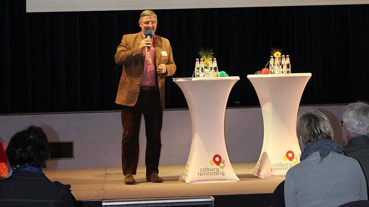 Landrat Michael Busch er&ouml;ffnet den Tourismustag. Foto: Christin J&auml;nsch