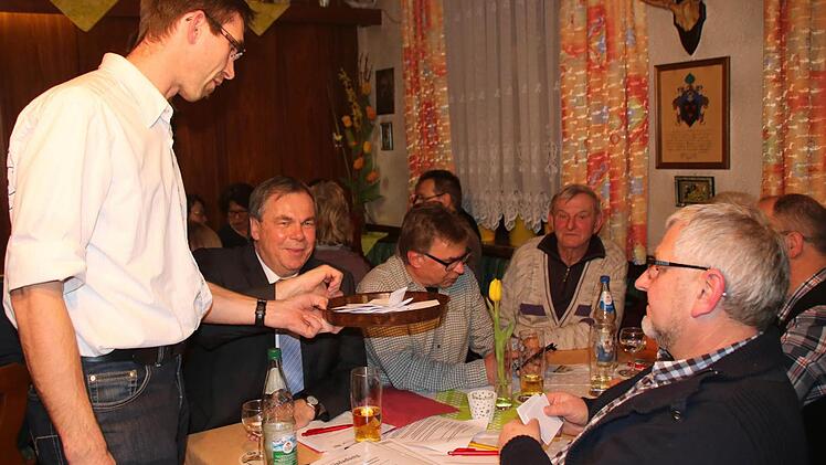 Bernhard Ruß (links, sitzend) gibt seinen Stimmzettel bei der Nominierungsversammlung ab.