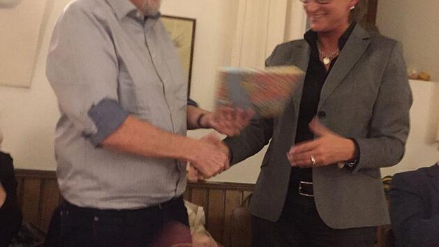 Kreisverbands-Vorsitzender Wolfgang Wittmann bedankt sich bei der BLLV - Pr&auml;sidentin Simone Fleischmann f&uuml;r ihr wegweisendes Referat. Anneliese Albert