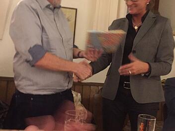 Kreisverbands-Vorsitzender Wolfgang Wittmann bedankt sich bei der BLLV - Präsidentin Simone Fleischmann für ihr wegweisendes Referat. Anneliese Albert