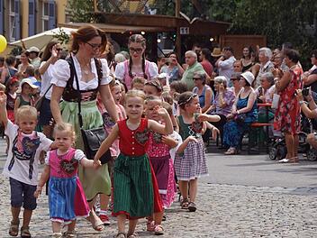 Die Kinder der Zeiler Kindertagesstätten zogen zur Eröffnung des Weinfests durch die Straßen hoch zum Markt. Fotos: Sabine Weinbeer