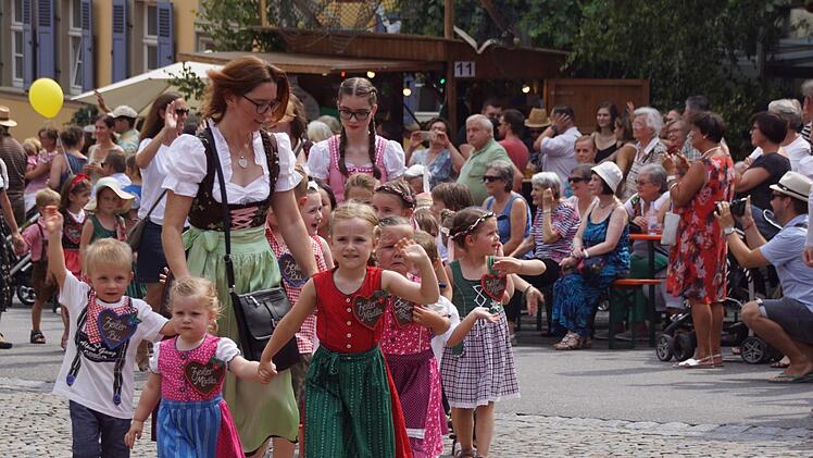 Die Kinder der Zeiler Kindertagesstätten zogen zur Eröffnung des Weinfests durch die Straßen hoch zum Markt. Fotos: Sabine Weinbeer