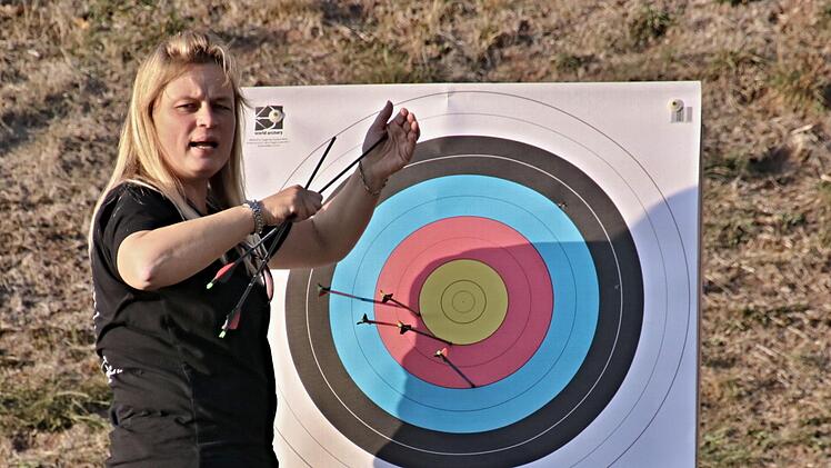 Yvonne Leidner, Vereinsvorsitzende, holt die Pfeile wieder zurück holt. Helmut Will