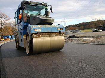 Die Arbeiten an der neuen Straße  liegen im Plan. Am Montag war mit dem Aufbringen der Tragschicht begonnen worden. Foto: Jürgen Gärtner