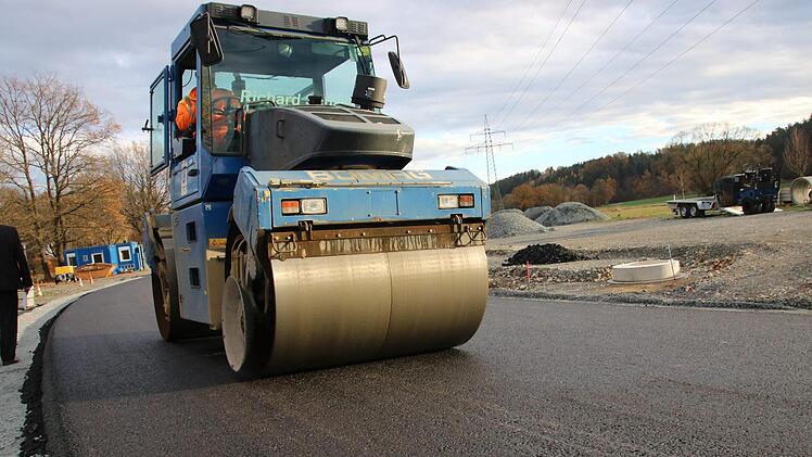 Die Arbeiten an der neuen Straße  liegen im Plan. Am Montag war mit dem Aufbringen der Tragschicht begonnen worden. Foto: Jürgen Gärtner