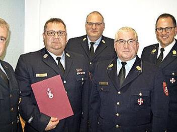 Bei der Ehrung (v. li.) stellv. Vorsitzender KBR Joachim Ranzenberger, Dirk Raupach, stellvertr. Vorsitzender KBR Stefan H&auml;rtlein, Vorsitzender KBR Hermann Schreck und Landesverbandsvorsitzender KBR Johannes Eitzenberger Foto: Bezirksfeuerwehrverband Oberfranken