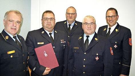 Bei der Ehrung (v. li.) stellv. Vorsitzender KBR Joachim Ranzenberger, Dirk Raupach, stellvertr. Vorsitzender KBR Stefan H&auml;rtlein, Vorsitzender KBR Hermann Schreck und Landesverbandsvorsitzender KBR Johannes Eitzenberger Foto: Bezirksfeuerwehrverband Oberfranken