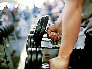 Statt dem Fitnessstudio ist für viele Menschen das eigene Zuhause derzeit der Trainingsort Nummer 1.  Foto: Oliver Berg/dpa