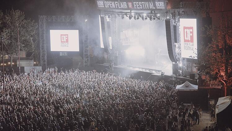 Was einst als Idee eines jungen Studenten begann, zieht heute rund 20.000 Besucher pro Jahr an: das mehrt&auml;gige Musikfestival Open Flair in Eschwege, Hessen. Die Reportage "37&deg;: Gemeinsam, laut und wild: Open Flair Festival" wirft einen Blick hinter die Kulissen.