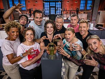 Zehn prominente Hobbyb&auml;cker wollen sich in der zehnten Staffel von "Das gro&szlig;e Promibacken" den Sieg sichern.