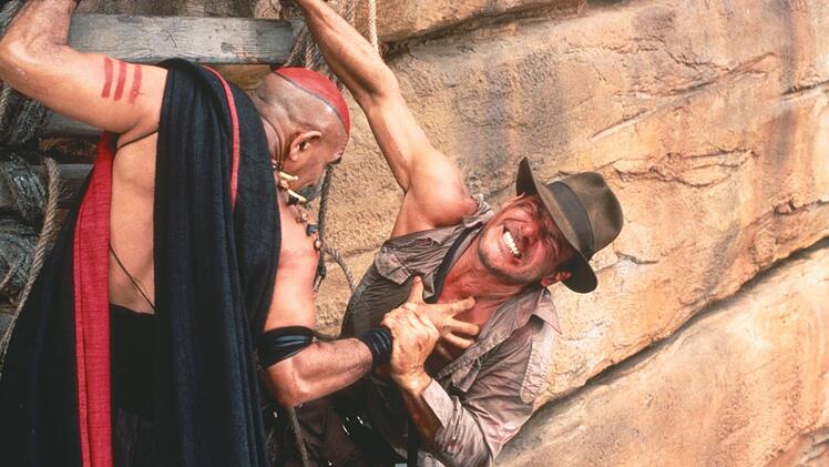 Der Hohepriester Mola Ram (Amrish Puri, rechts) will Indy (Harrison Ford) nicht nur an die Gurgel, sondern auch ans Herz.